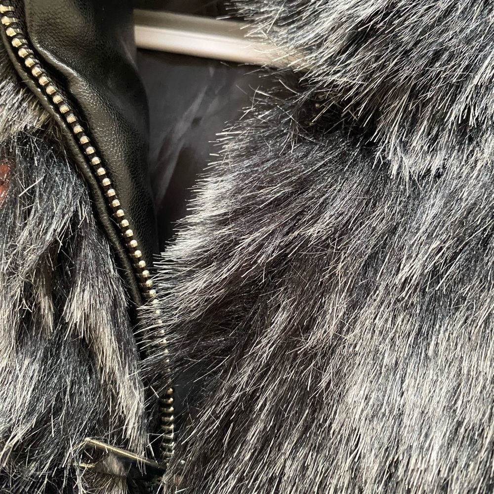 Hooded Crop Faux Fur Jacket - Picture 2 of 3